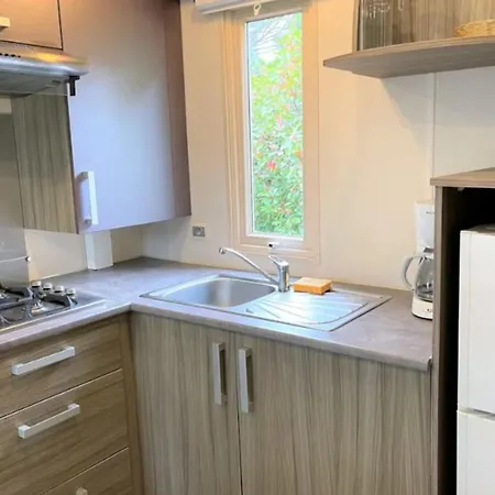 Mobil-home Confortable Avec Terrasse Pour 4 Pers. - Api-1-52-1661 Kemping