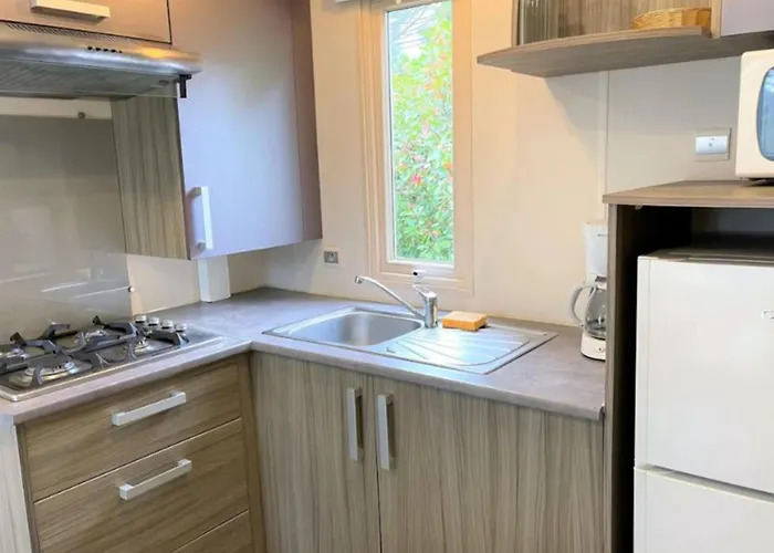 Mobil-home Confortable Avec Terrasse Pour 4 Pers. - Api-1-52-1661 Camping